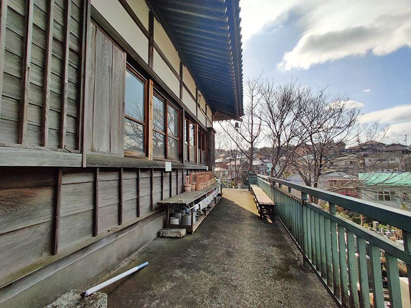 鶴見霊園　配置されたベンチ