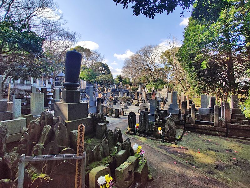建功寺墓地
