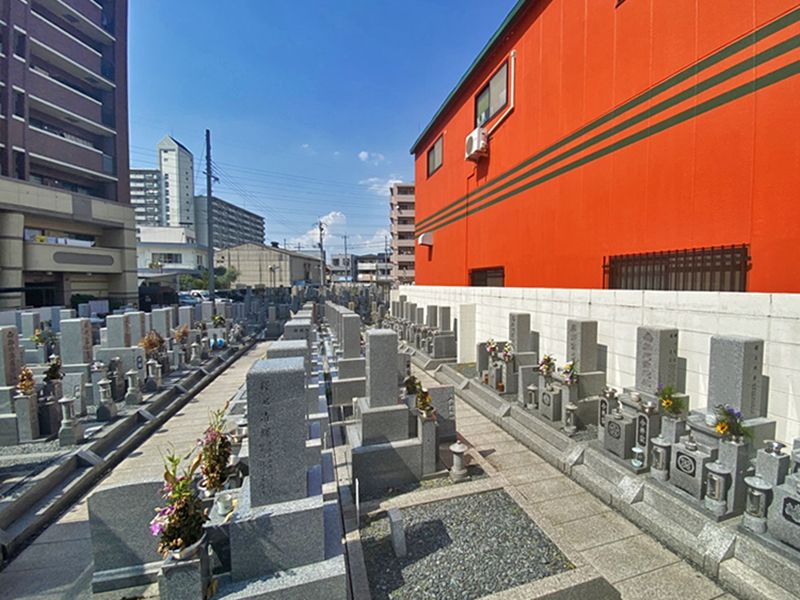 川辺共同墓地　手入れが行き届いた墓地