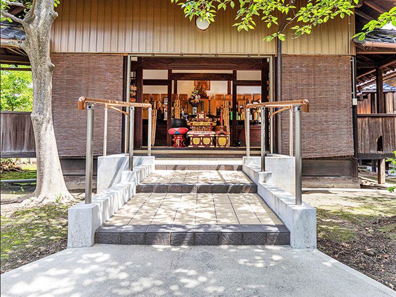 木漏れ日が差す實成寺の納骨堂外観