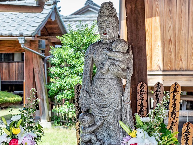 實成寺 赤子を抱く水子観音像