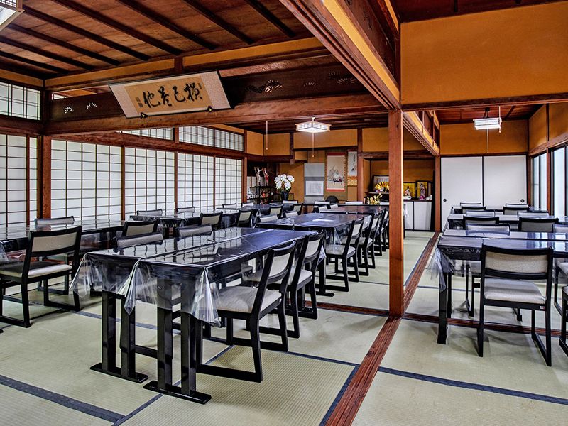 實成寺の机が並べられた書院