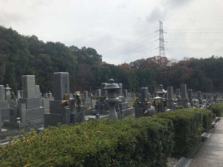 大阪狭山市営 西山霊園　和型墓石と灯篭