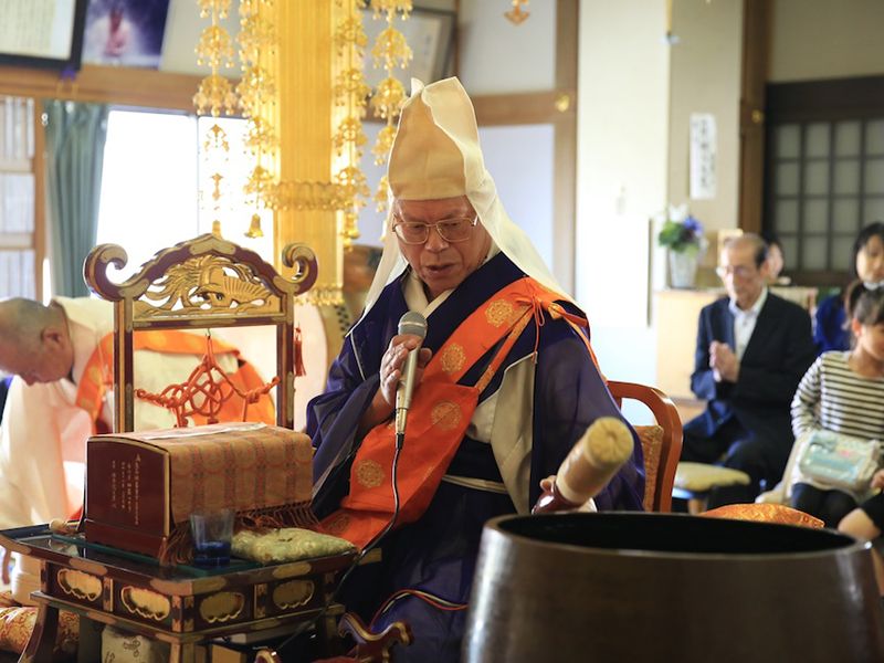 真清浄寺の本堂で法要をする僧侶