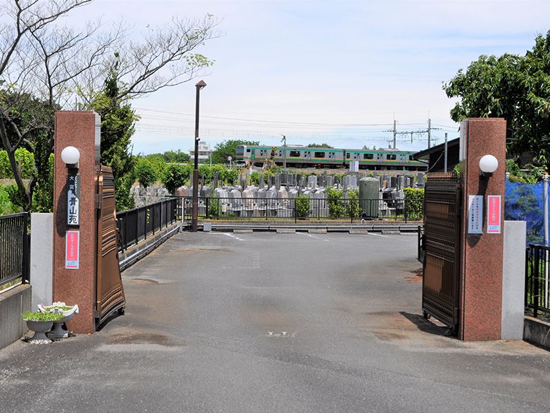 メモリアルガーデン大宮青山苑　バリアフリーの駐車場