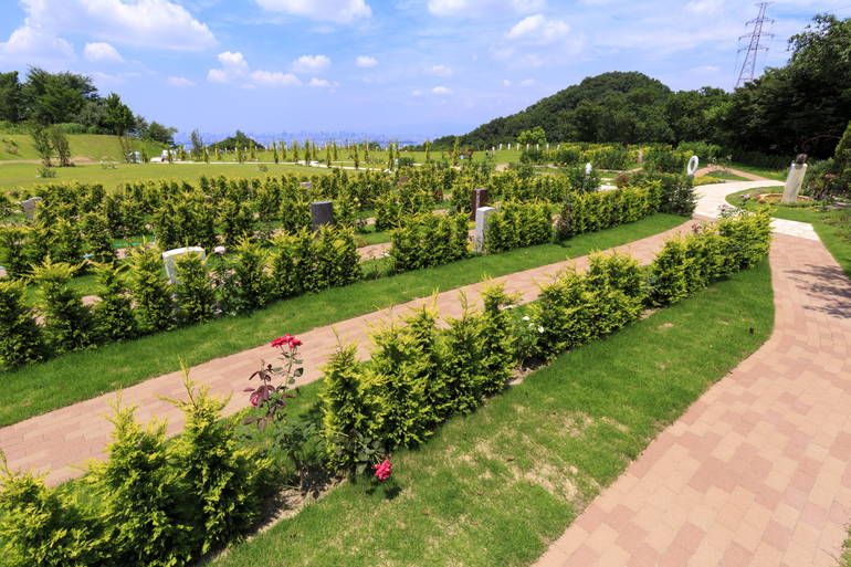 ふれあいの杜 天空　参道横の樹木葬