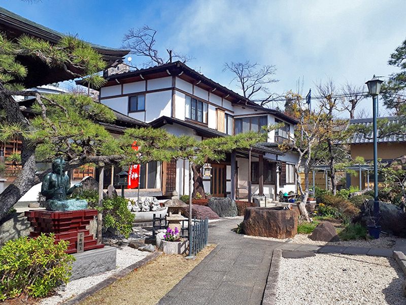 日野市営墓地　石畳の参道と庭園