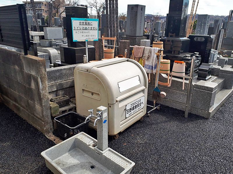 日野市営墓地　きれいに掃除された水くみ場