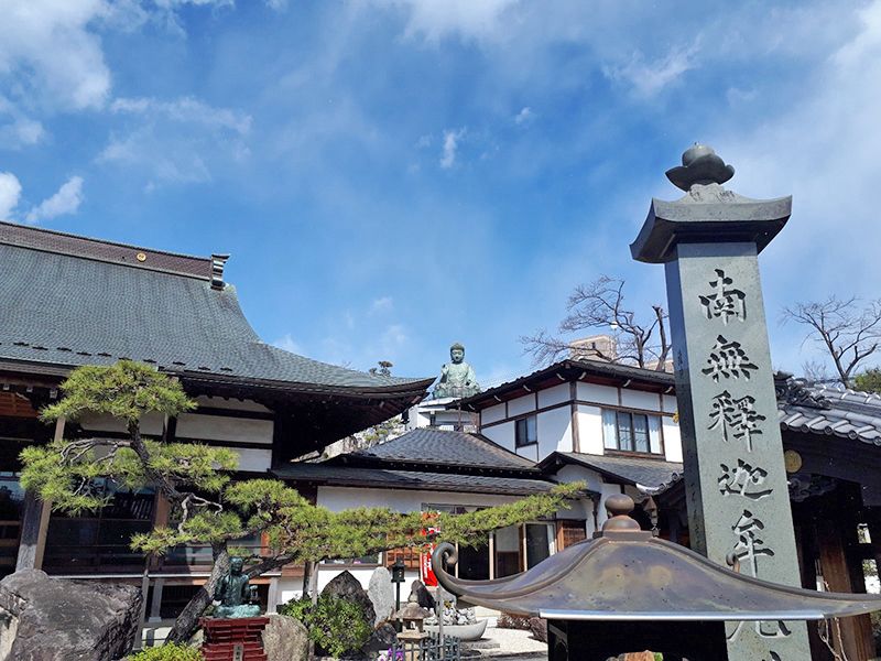 日野市営墓地　屋根の上の仏像