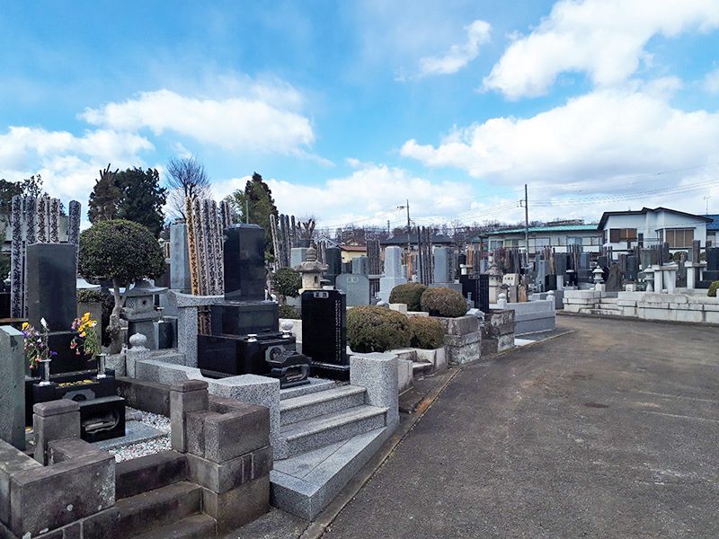 日野市営墓地　様々な暮石が並ぶ墓域