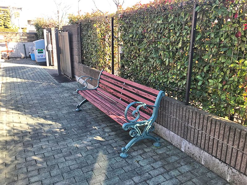 聖苑花みずき　木陰の休憩ベンチ