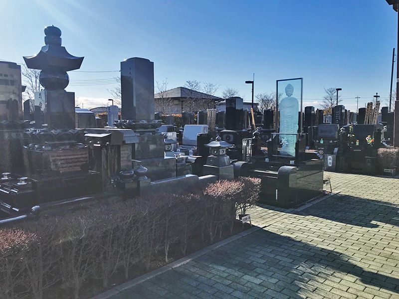 聖苑花みずき　様々な墓石が並ぶ墓域