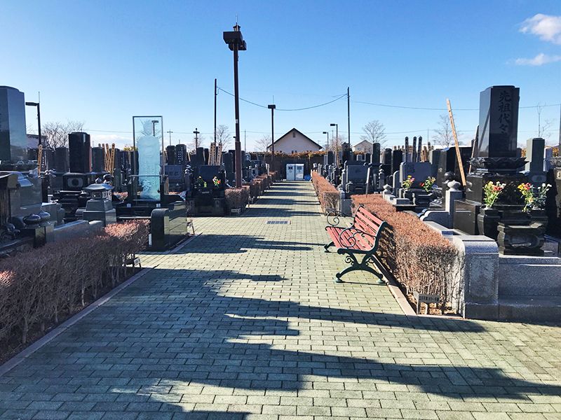 聖苑花みずき　広い煉瓦敷きの参道