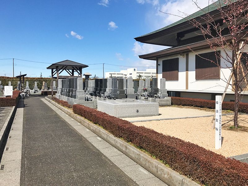 法光寺墓苑　日当たりよく開放的な苑内