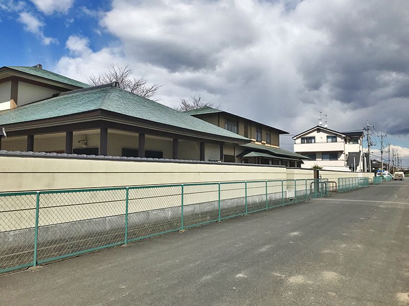 法光寺墓苑　道路からの本堂外観