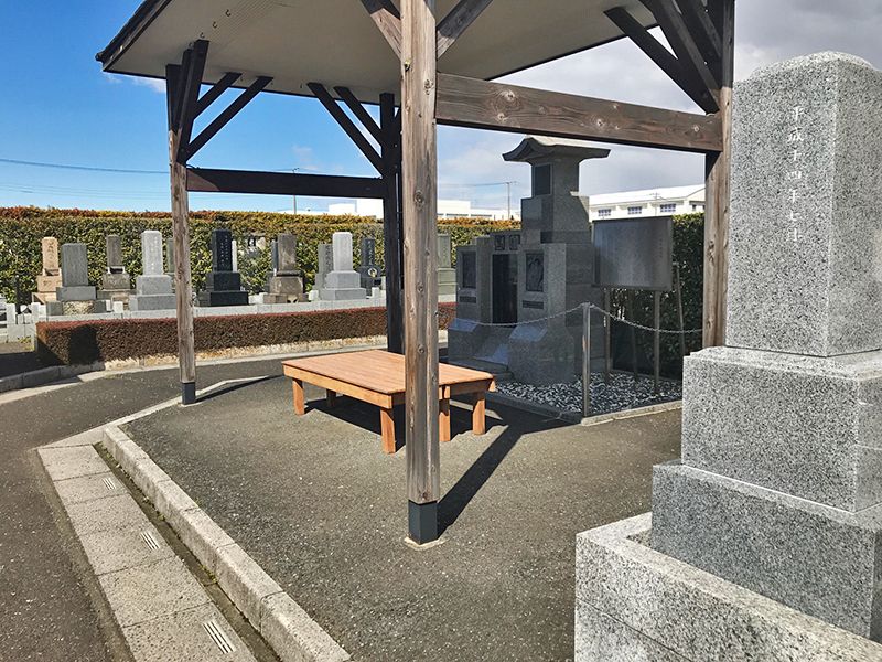 法光寺墓苑　屋根付き休憩ベンチ