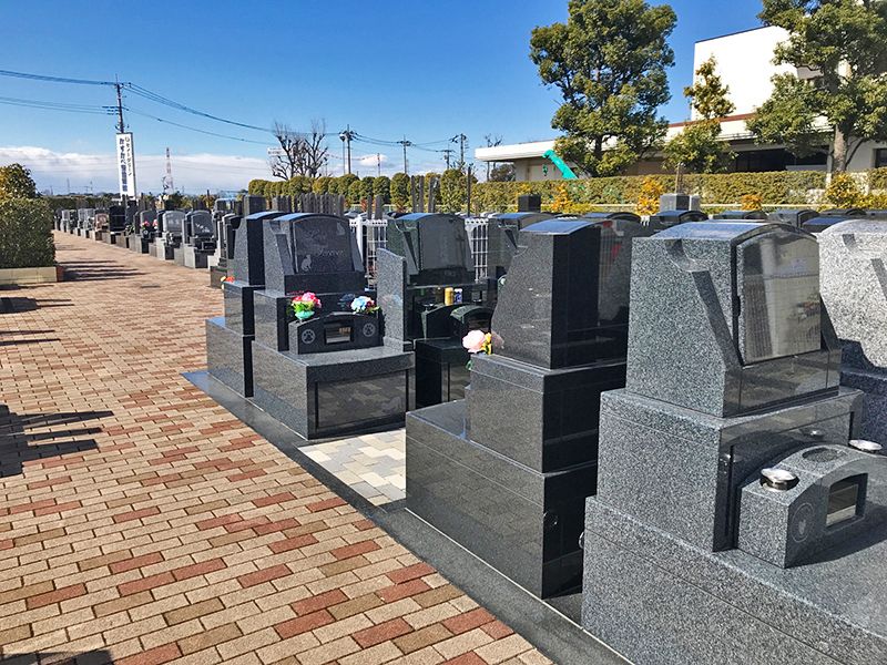 セントグリーン かすかべ聖地霊園　様々なタイプの墓石が並ぶ墓域
