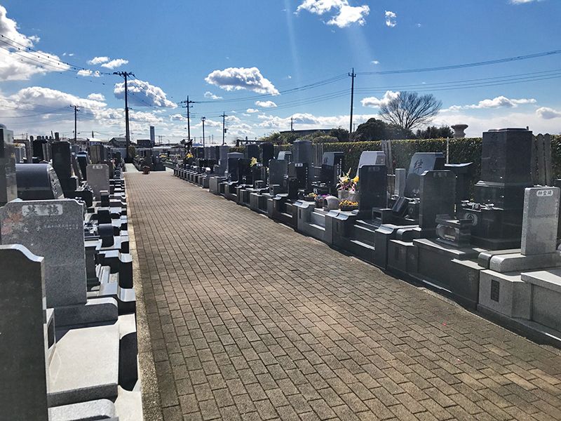 セントグリーン かすかべ聖地霊園　広い煉瓦敷きの参道