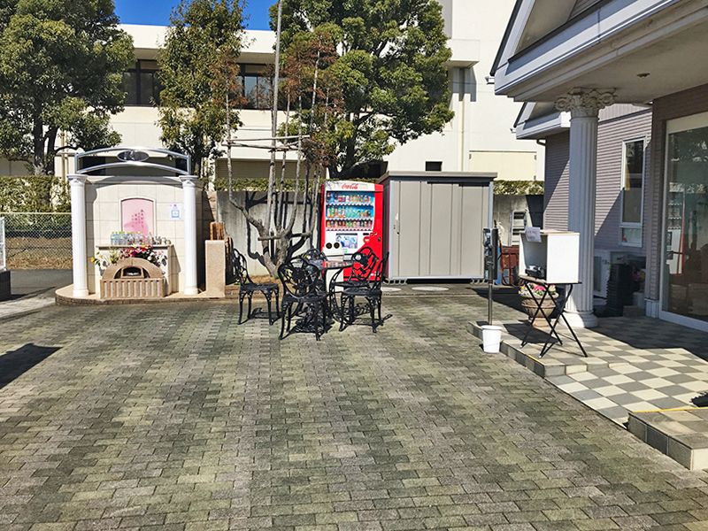 セントグリーン かすかべ聖地霊園　自動販売機も完備の屋外休憩所