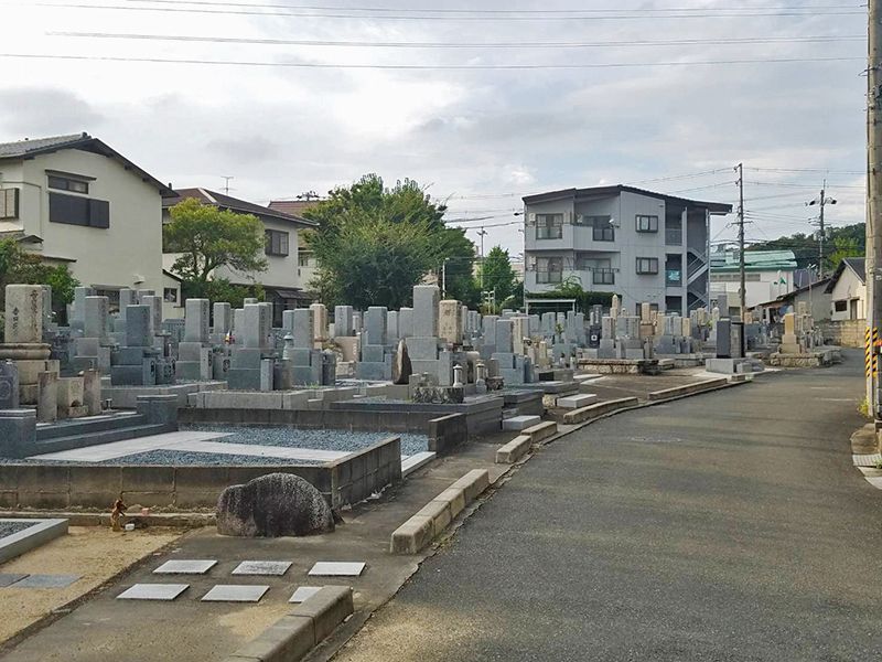 氷室墓地　公道に面した立地