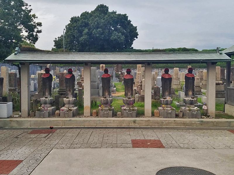 茨木市墓地　墓域にあるお地蔵様