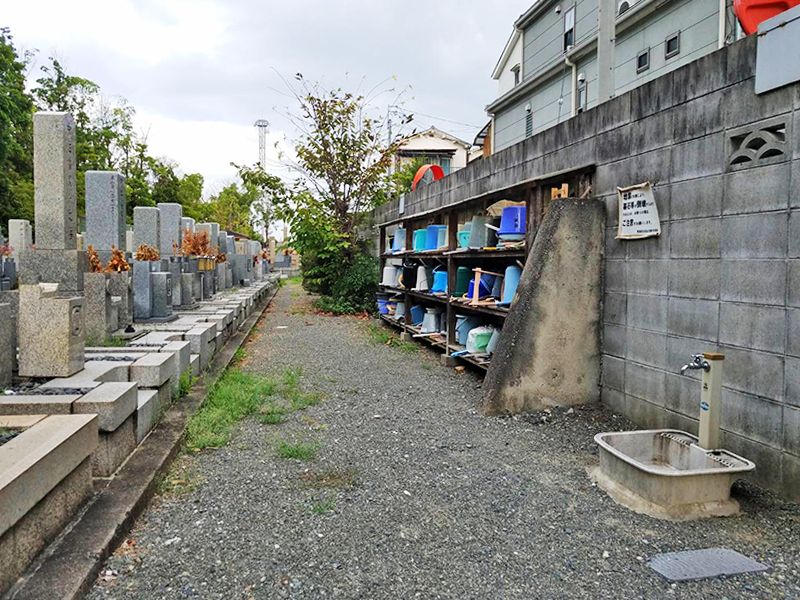 摂津市営 一津屋西墓地　掃除用具置き場