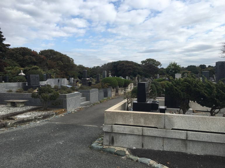 横浜市営 日野公園墓地　手入れの行き届いた植栽