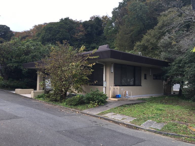 横浜市営 日野公園墓地　緑に囲まれた休憩スペース