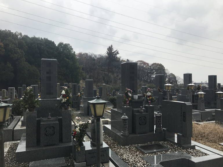 大阪狭山市営 西山霊園　色々なデザインの墓石