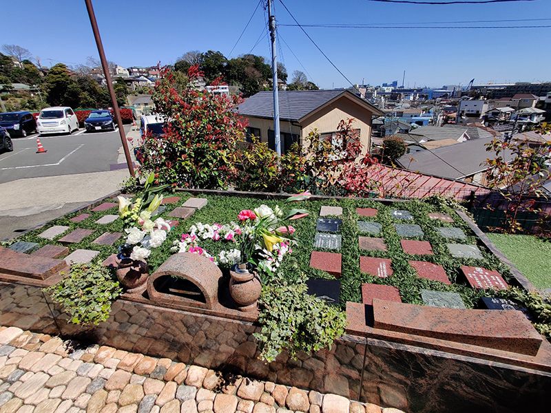 磯子の丘・海の見える樹木葬　供えられた数種類の花