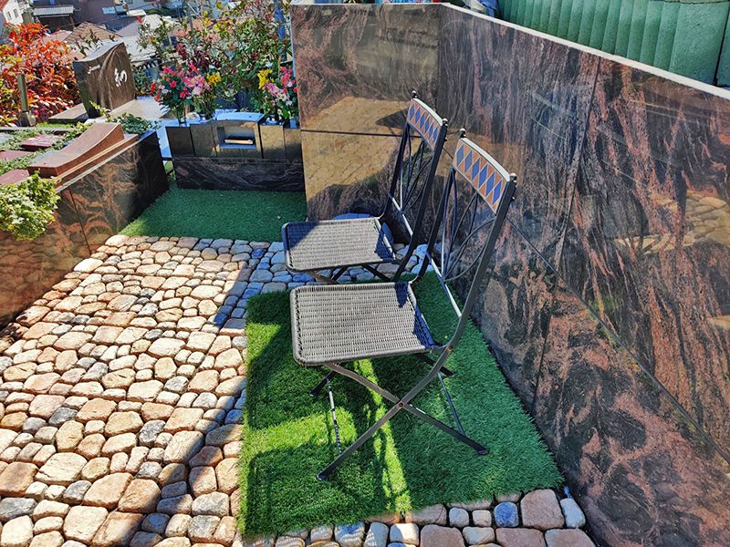 磯子の丘・海の見える樹木葬　日向に置かれたイス