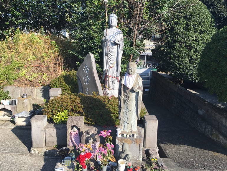 横浜市営 三ツ沢墓地　墓地を見守っているお地蔵様