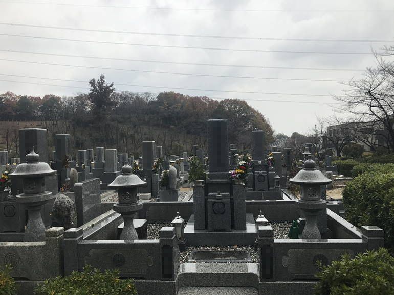 大阪狭山市営 西山霊園　外柵のある墓石