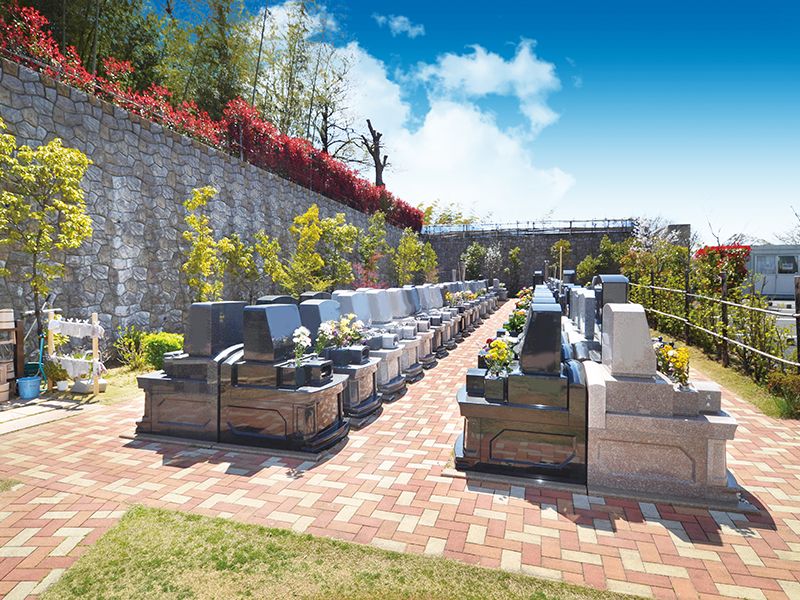 都筑まどか霊園　自然豊かな墓域