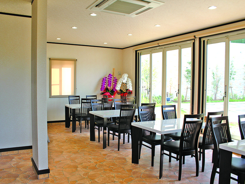 都筑まどか霊園　明るい休憩スペース