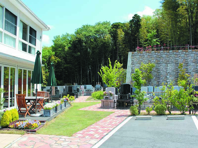 都筑まどか霊園　墓域近くにある駐車スペースと休憩所