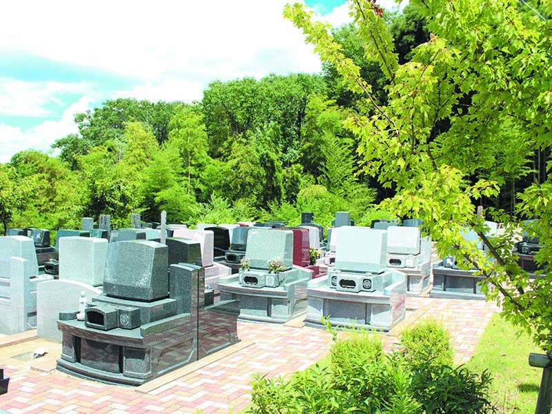 都筑まどか霊園　木々に囲まれた霊園内