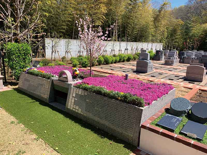 都筑まどか霊園　色鮮やかな花が咲く樹木葬