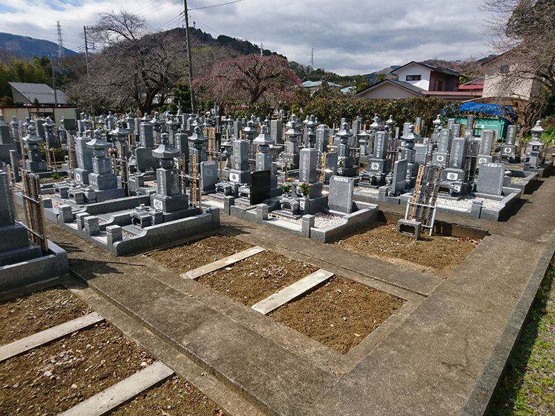 東光院　様々な墓石が建つ一般墓所