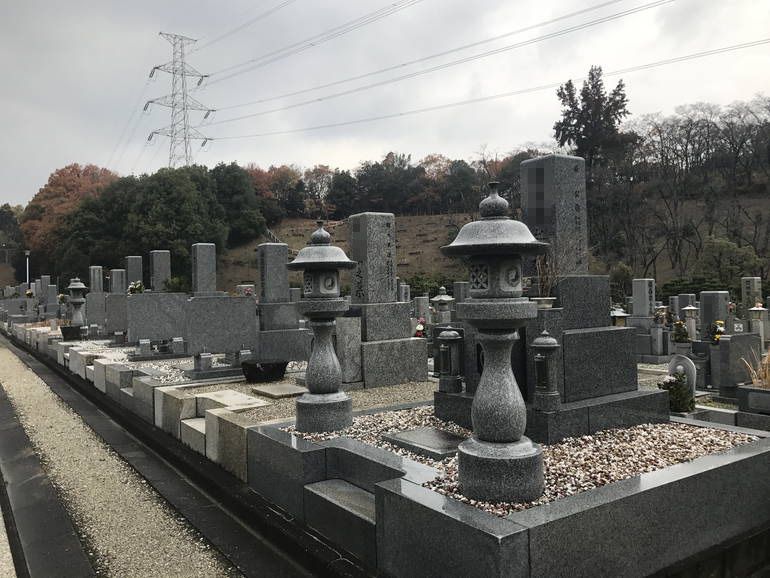 大阪狭山市営 西山霊園　灯篭のある墓石