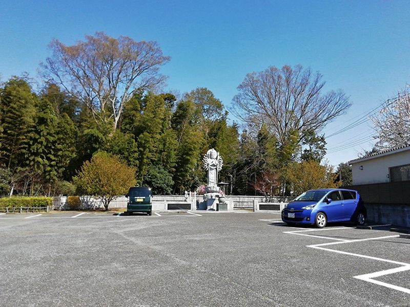 柏湖南聖地公苑　広い駐車スペース