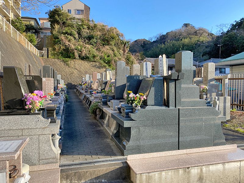 佐原霊園　花が添えられた墓石