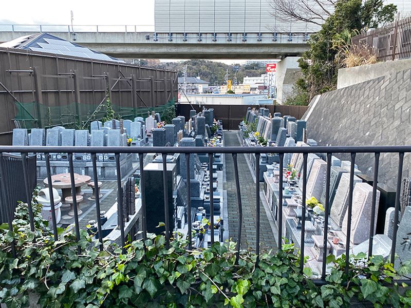 佐原霊園　様々な墓石が混在する墓苑