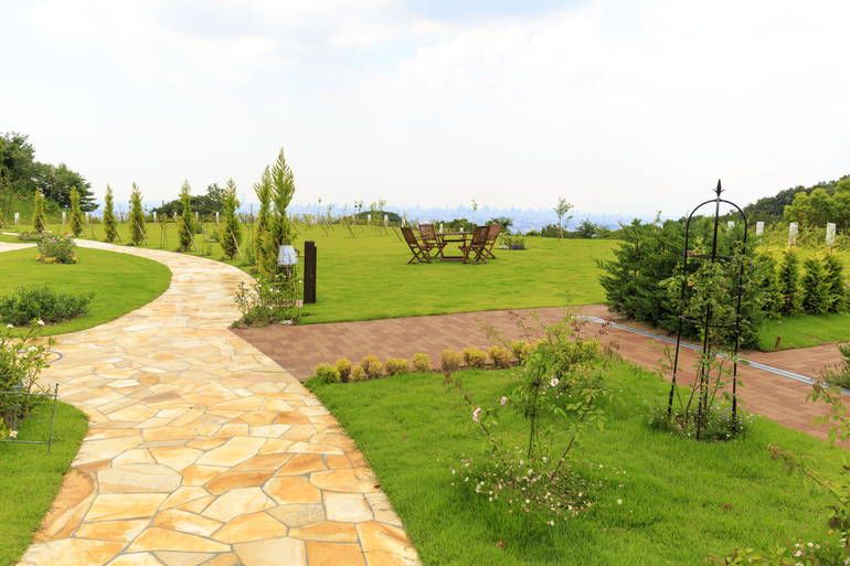 ふれあいの杜 天空　レンガとテラコッタタイルの参道