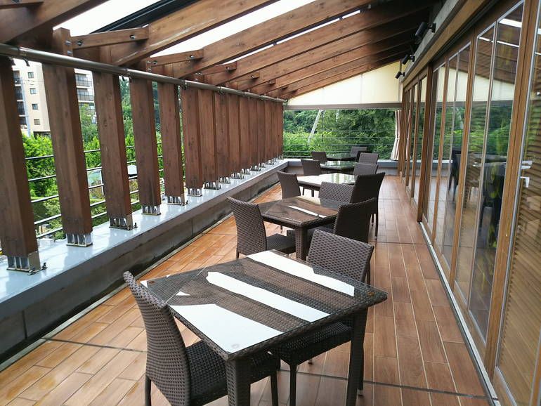 秋津ふれあいパークのウッドデッキテラス