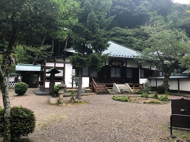 宝石寺墓苑