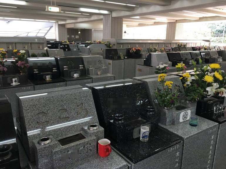 藤沢市営 大庭台墓園　花や飲み物が供えられた墓石