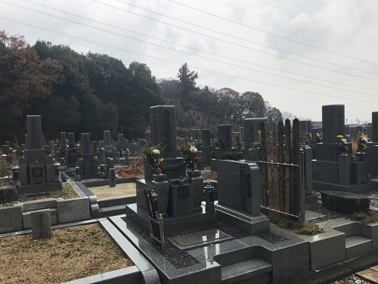 大阪狭山市営 西山霊園　階段が付いている区画