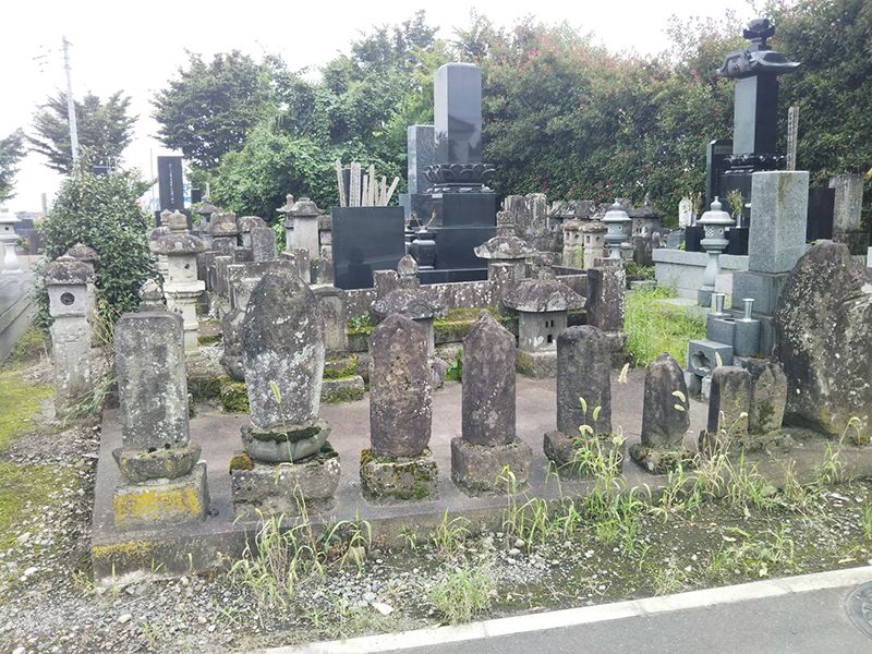 青梨子墓地