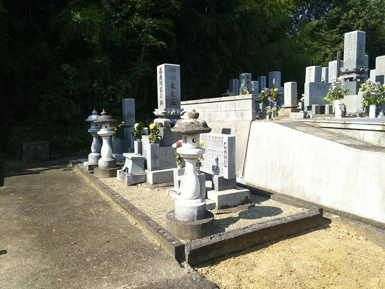 津山市営 八出墓地